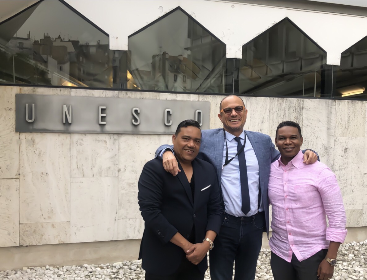 RD UNESCO lleva su alegría a París con Raymond y Miguel