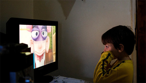No más de una hora diaria ante una pantalla para niños menores de cinco años, recomienda la OMS