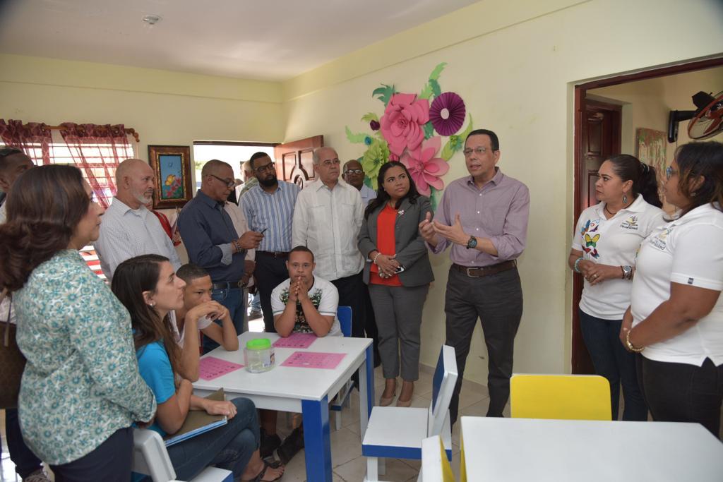 Ministro de Educación lleva soluciones puntuales a centros educativos de la provincia Hermanas Mirabal