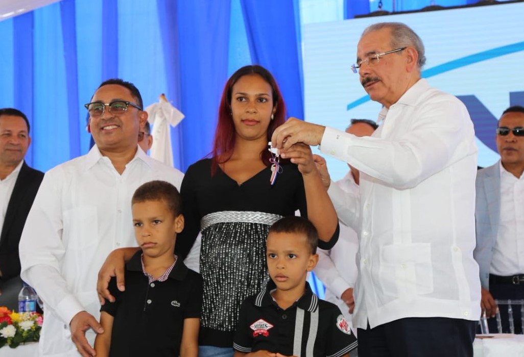 Gobierno entrega apartamentos Villa Progreso El Duro en Montecristi