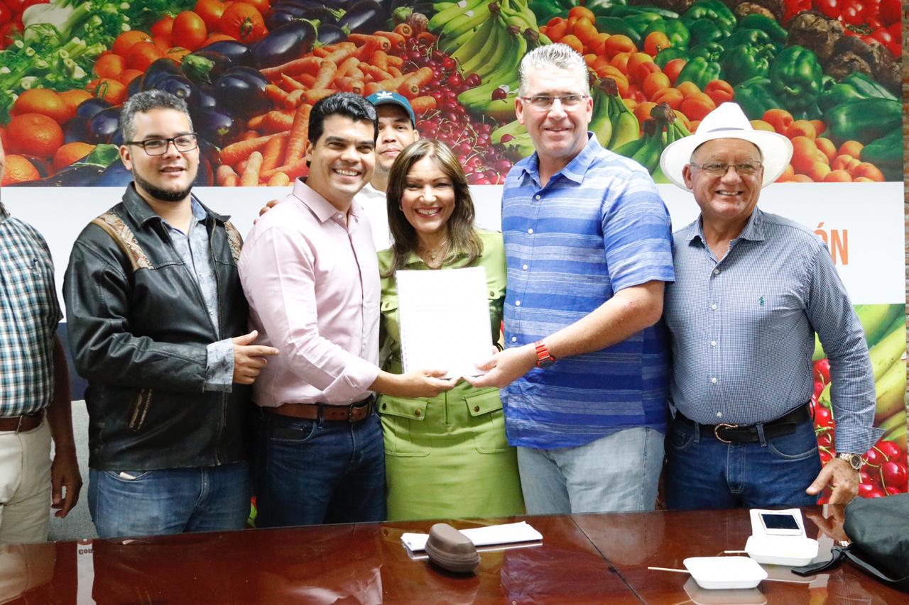 Arnaud  asegura importaciones están acabando con los productores dominicanos