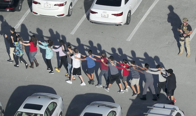 Senado de Florida aprobó un proyecto para armar a los maestros en las escuelas
