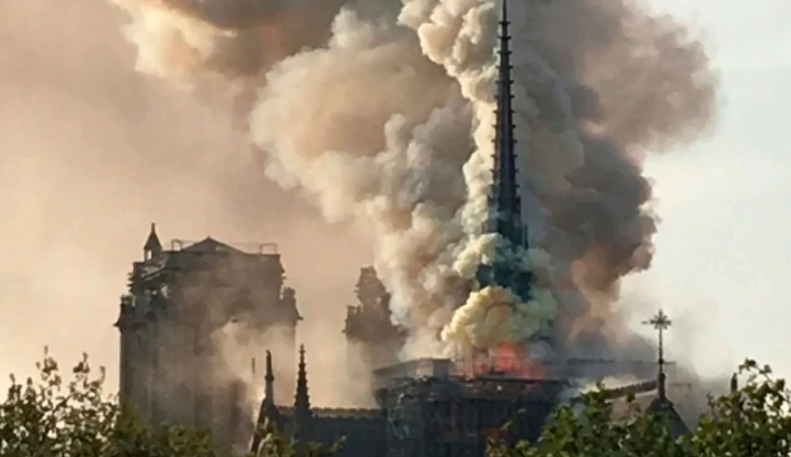 (Fotos-Videos): Incendio en catedral de Notre Dame de París