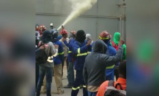 (Video): Obreros de Punta Catalina paralizan labores en demanda del pago de bonificación