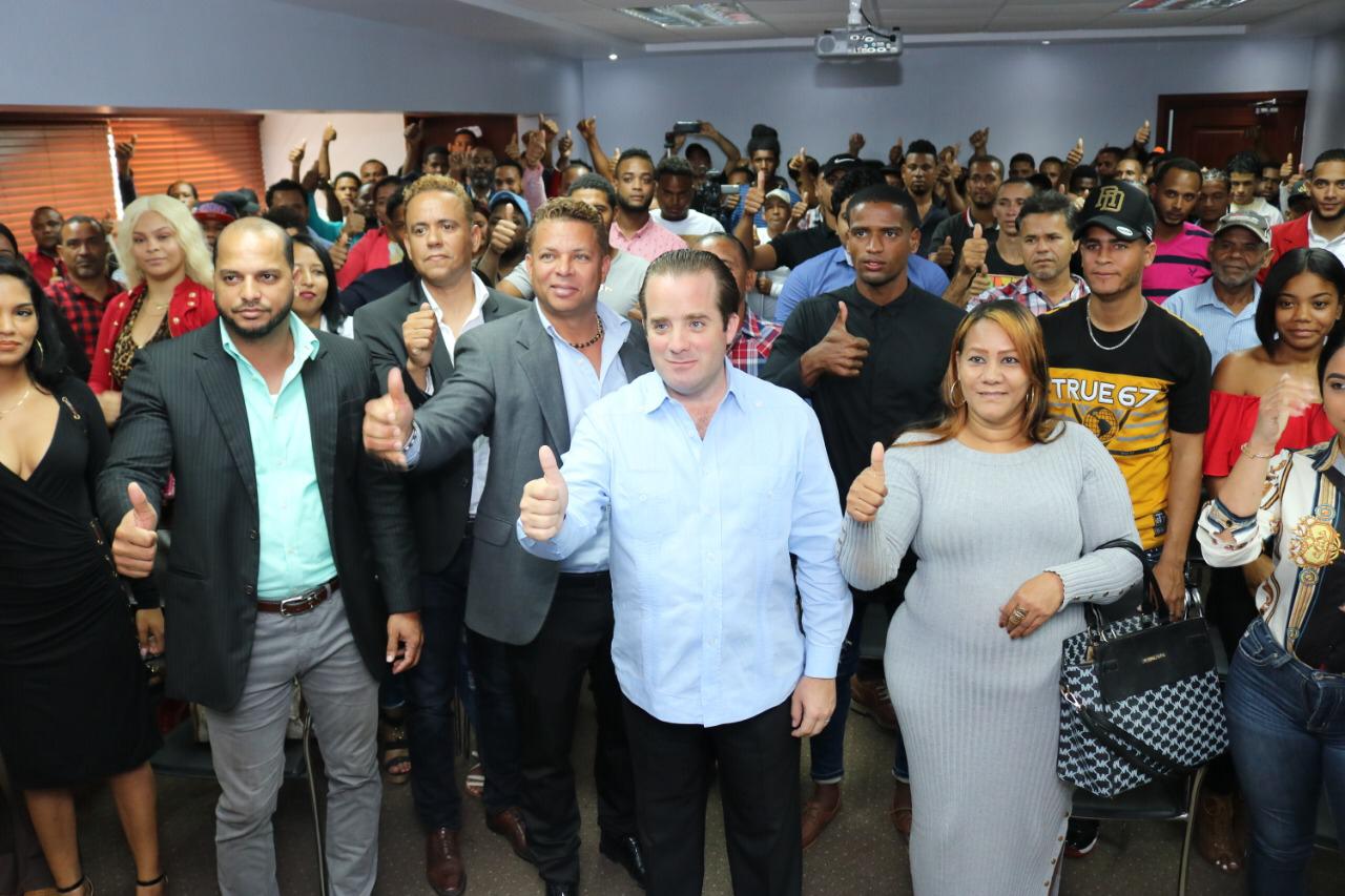 Paliza juramenta en PRM más de 150 dirigentes del PRD