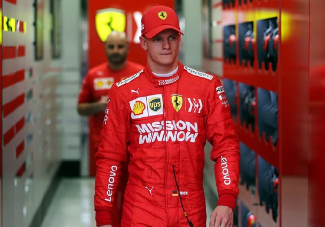 El hijo de Schumacher, más cerca de la Fórmula 1: probó una Ferrari en el circuito de Bahréin
