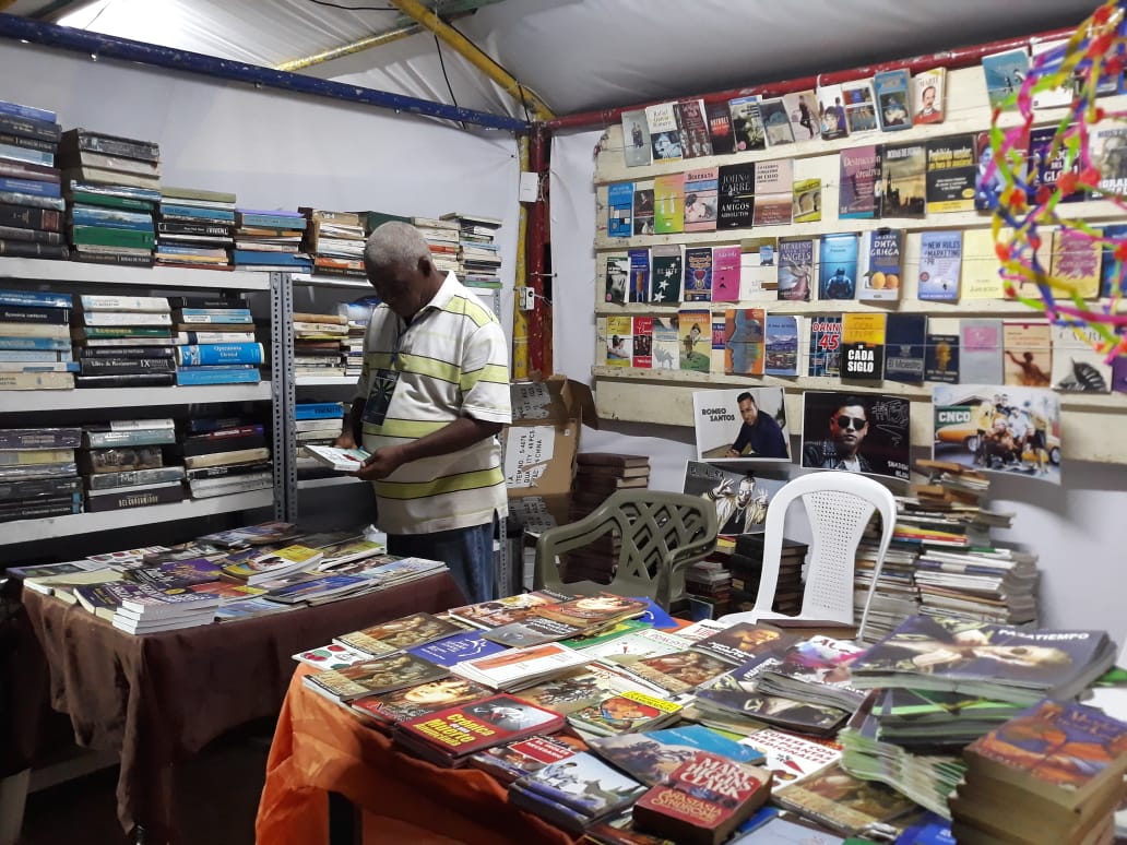 (Videos): Visitantes Feria del Libro estrenan parqueo construido por OISOE; Minerd entrega bonos para adquirir libros