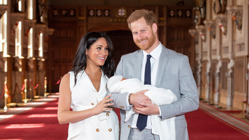 (Video): El príncipe Enrique y su esposa Meghan Markle muestran por primera vez a su hijo