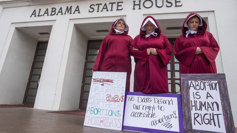 El proyecto más represivo contra el aborto en EE.UU. avanza en Alabama (y lo promueven 25 hombres)