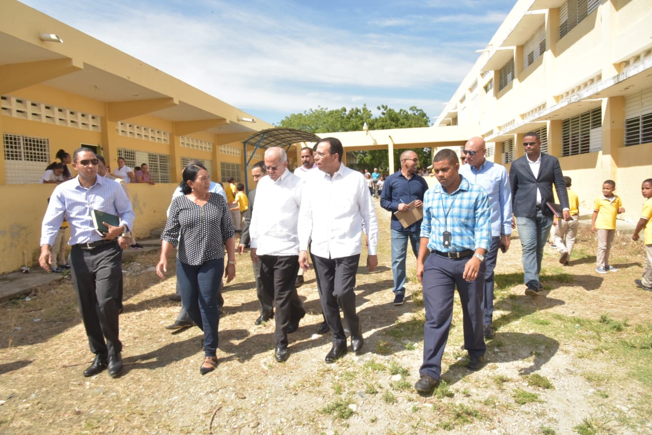 Ministro Peña Mirabal: "Quienes no concluyan construcción de escuelas en el plazo serán sometidos a la justicia"