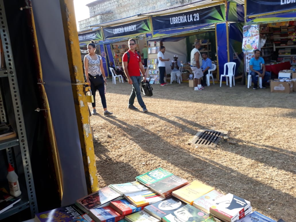 Vendedores se quejan de su ubicación en la Feria del Libro; registran bajas en las ventas
