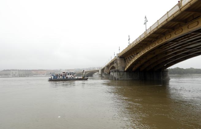 Siete muertos y 21 desaparecidos al naufragar un barco turístico en Budapest