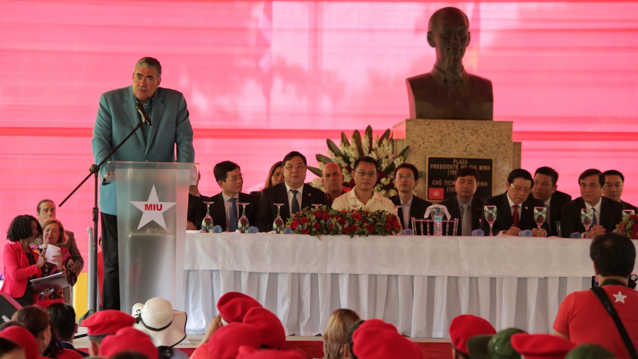 Secretario general del MIU y viceprimer ministro de Vietnam encabezan acto homenaje al líder Ho Chi Minh
