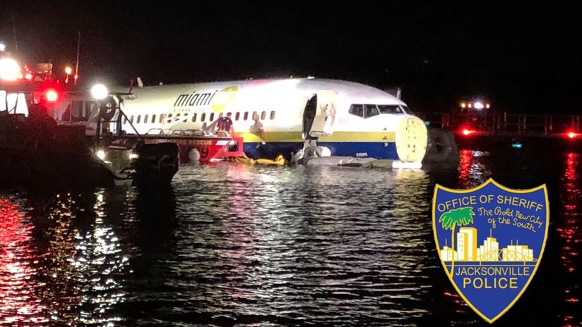 Avión con 136 pasajeros a bordo se sale de la pista y acaba en un río en Florida