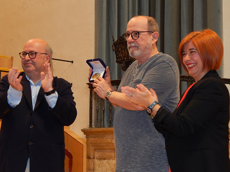 Recibe Silvio Rodríguez medalla de oro en Festival Internacional de Música y Danza de España