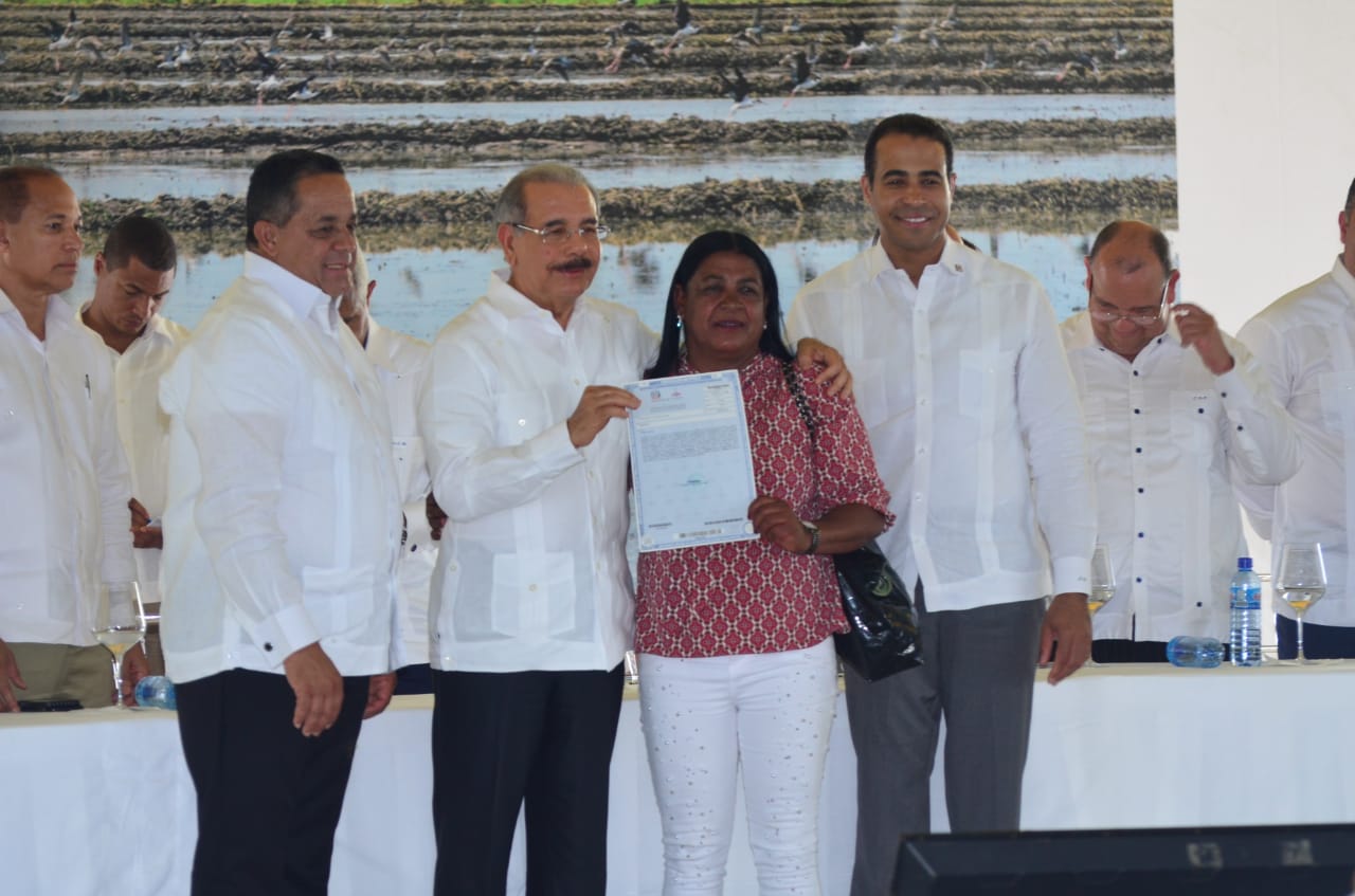 Presidente Danilo Medina entrega 1,047 títulos en Constanza y La Vega