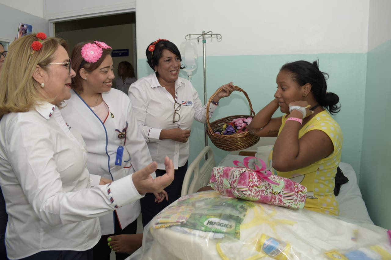 Plan Social celebra Día de Las Madres con parturientas de la maternidad de Los Mina
