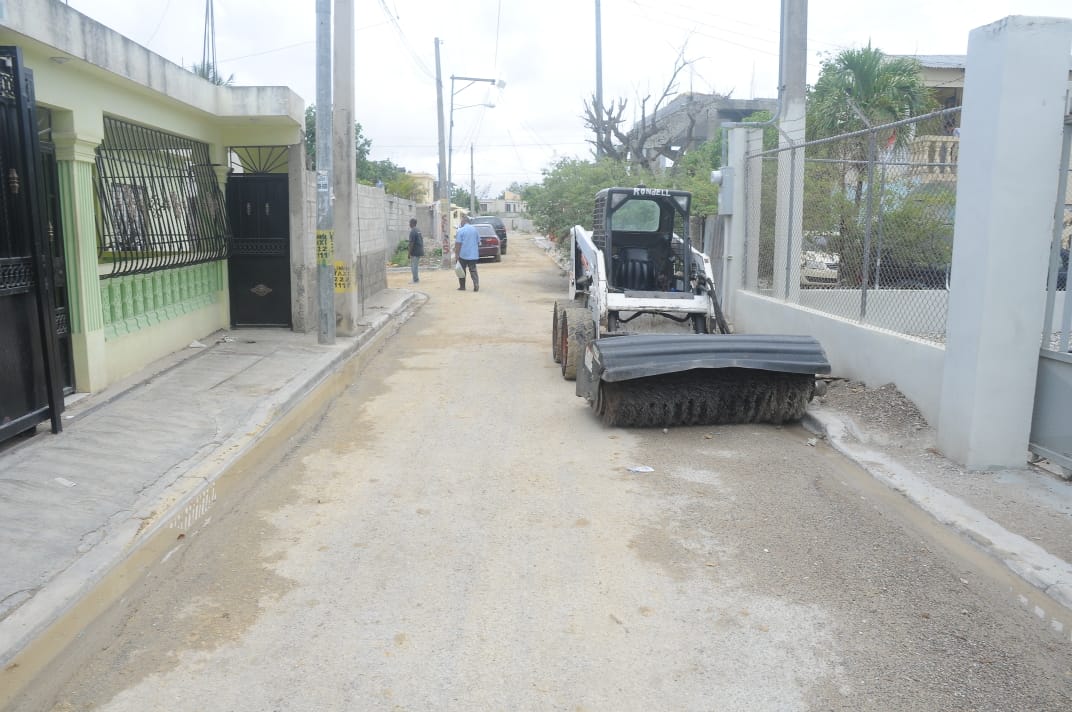 MOPC Y ASDE inician asfaltado de calles en el sector La Ureña de Santo Domingo Este