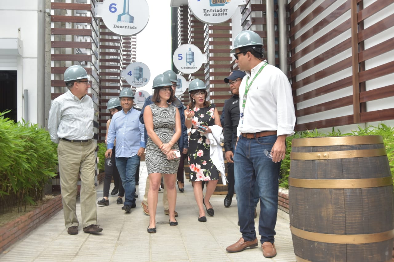 Cervecería Nacional Dominicana recibe en sus instalaciones a la embajadora de los EE. UU en RD