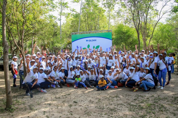 GILDAN realiza jornada de reforestación en Laguna Mallén