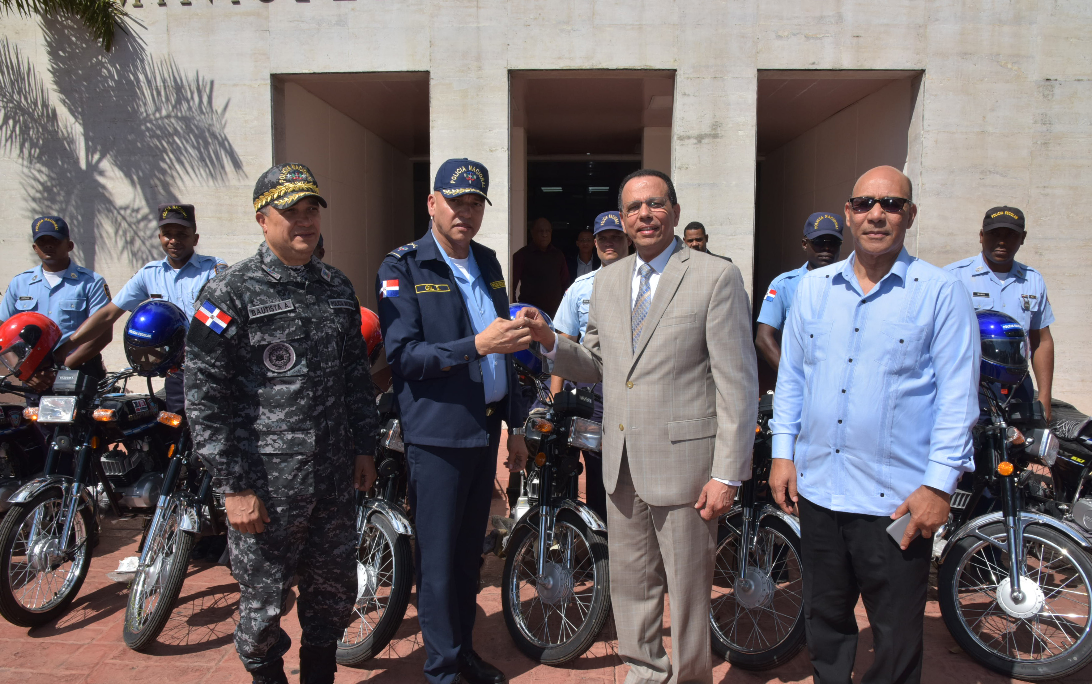 Ministro de Educación entrega 140 motocicletas a la Policía Escolar para favorecer la seguridad de los estudiantes