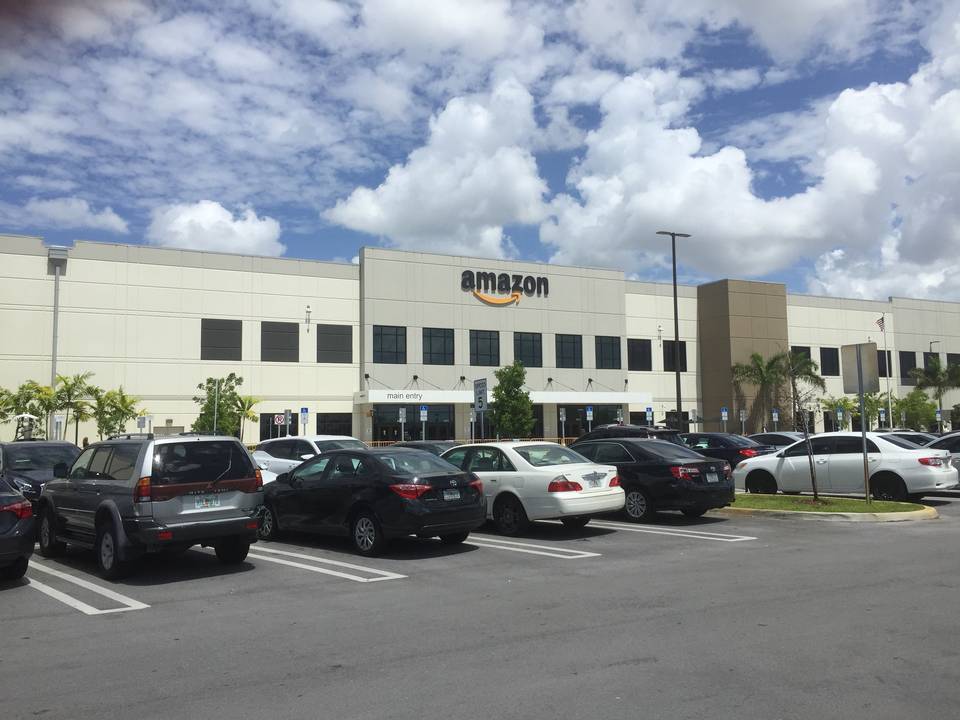 Amazon abre centro en Miami: tiene 15 millones de productos y paga $15 la hora si no eres robot