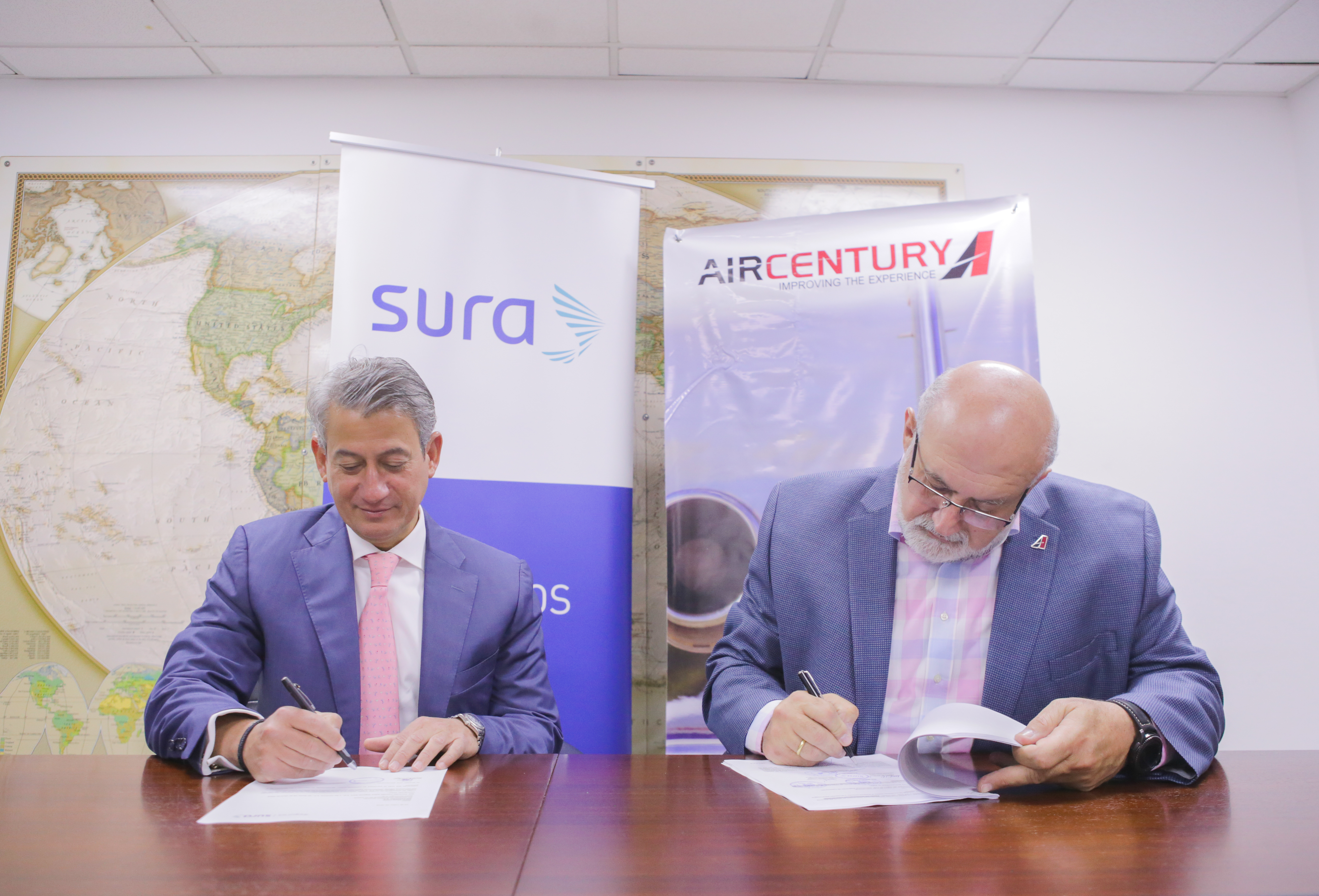 Air Century y Seguros SURA realizan alianza comercial para ofrecer seguro de asistencia en viajes