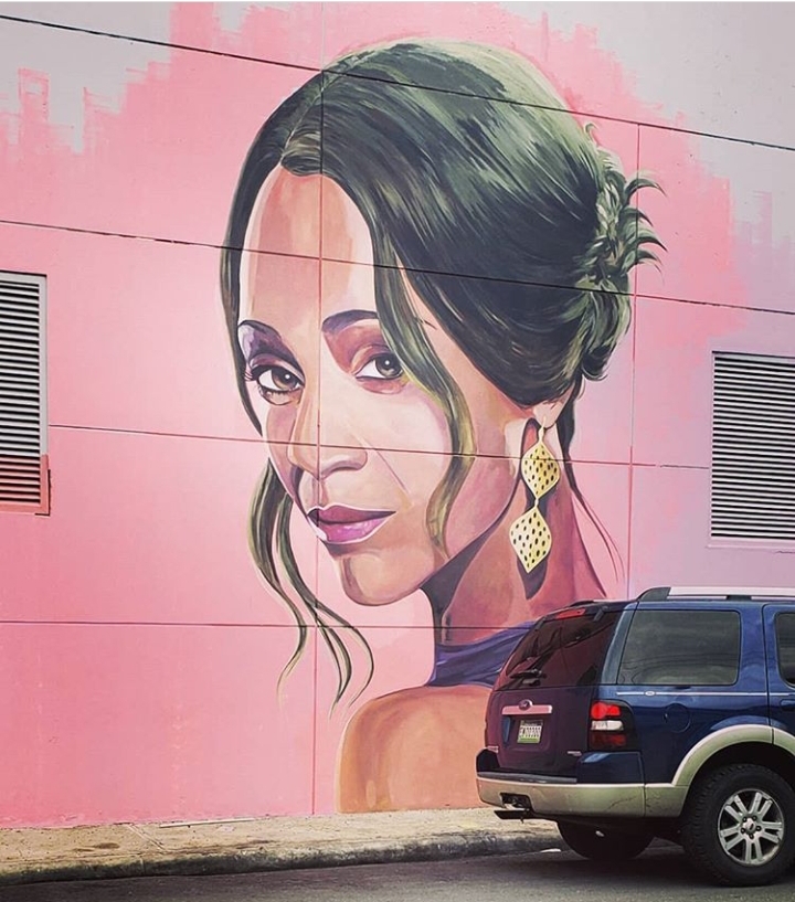 Zoe  Saldaña reacciona feliz  tras conocer que su rostro se encuentra en mural de Santiago