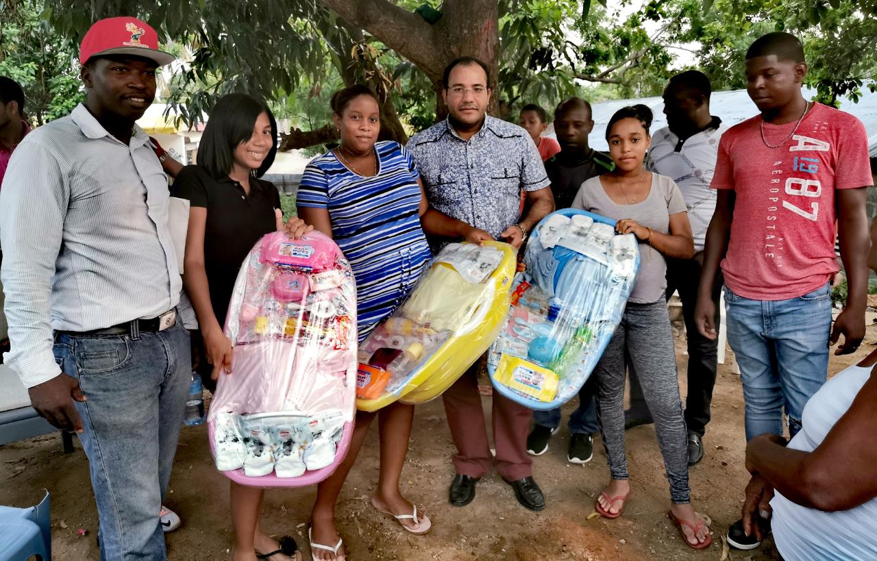 Salvador Holguín realiza jornada de entrega de canastillas a embarazadas de Dajabón