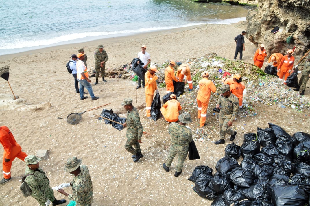 Extraen más de 7 mil libras de residuos en playa del Fuerte San Gil