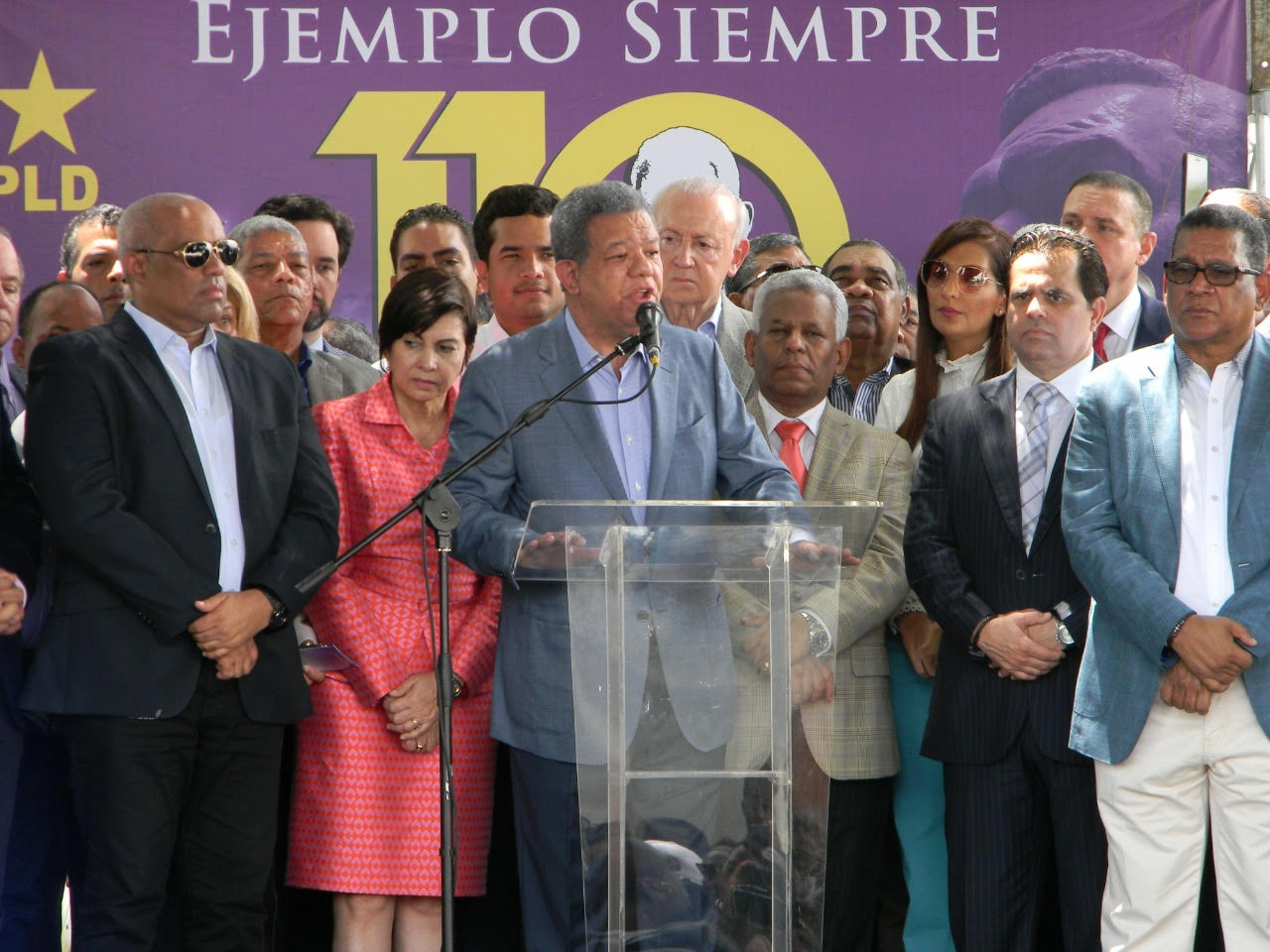 Leonel Fernández ante la tumba de Bosch: “En favor de la Constitución todo, en contra de la Constitución nada”