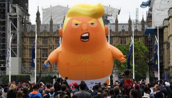 (Fotos): En Londres, muñeco “Baby Trump” preside protestas contra el mandatario de EE.UU.
