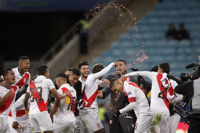 Perú fulmina al bicampeón Chile, jugará la final con Brasil