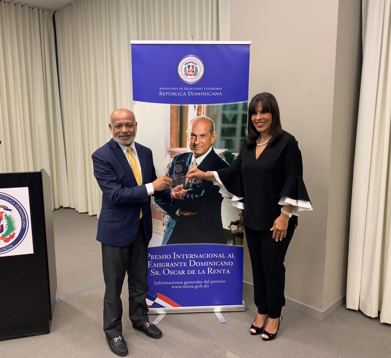 Mirex promueve en Miami el “Premio Internacional al Emigrante Dominicano Sr. Oscar de la Renta”