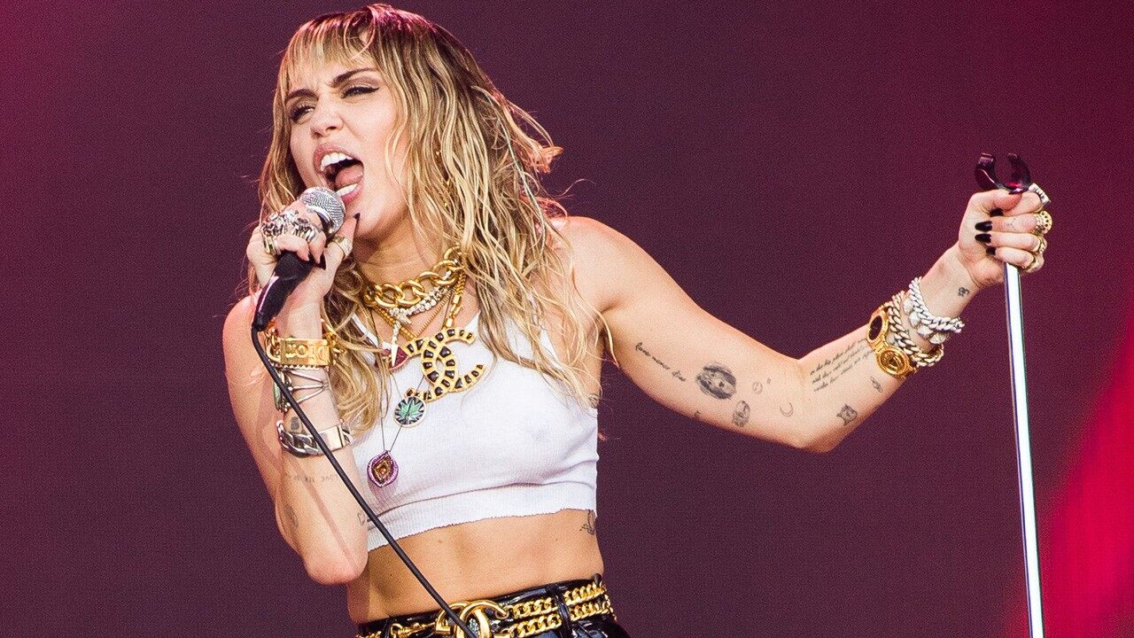 Miley Cyrus confesó que aún se siente atraída por las mujeres