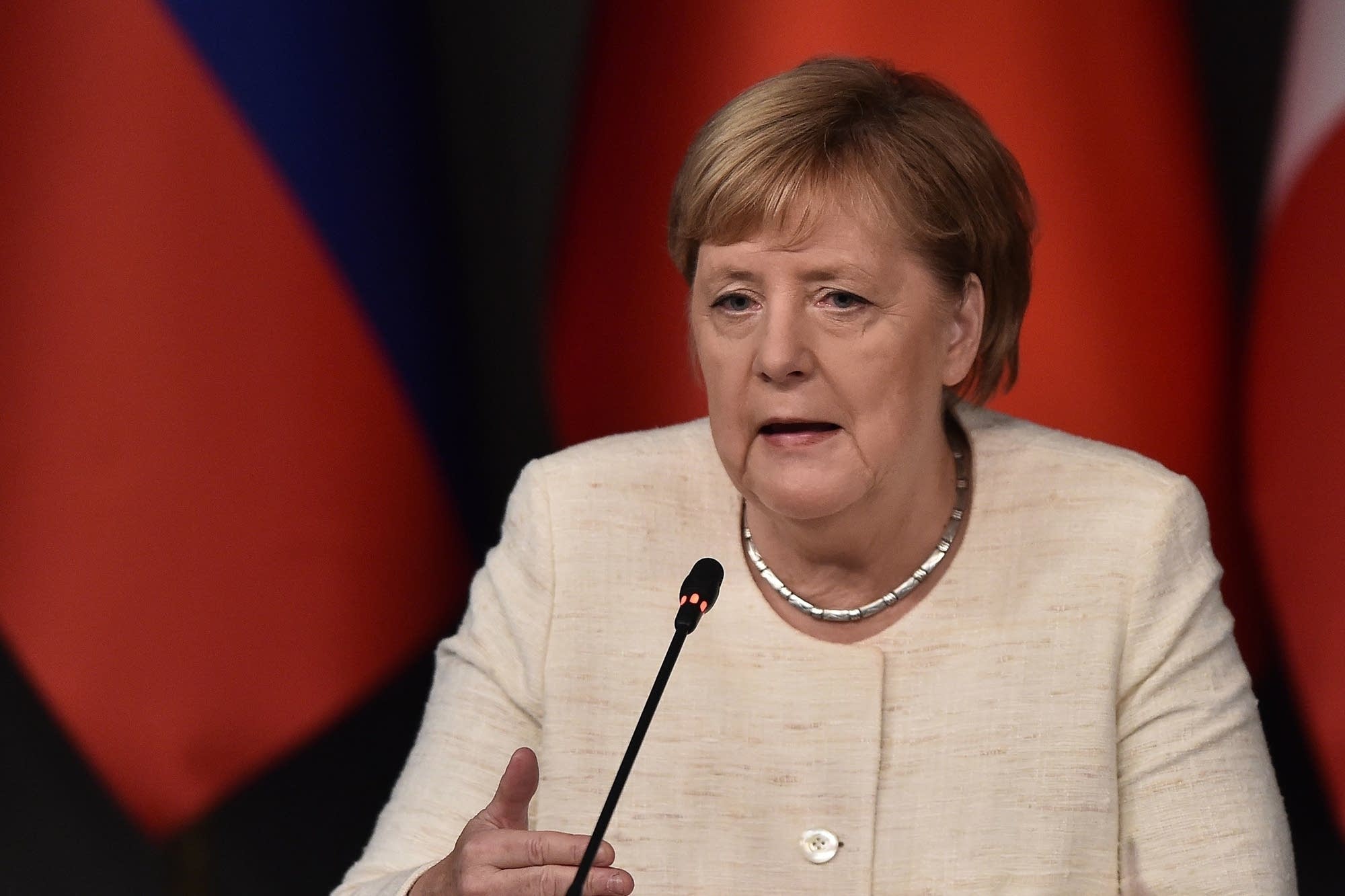 VIDEO: Merkel sufre temblores por tercera vez en un mes durante un acto oficial