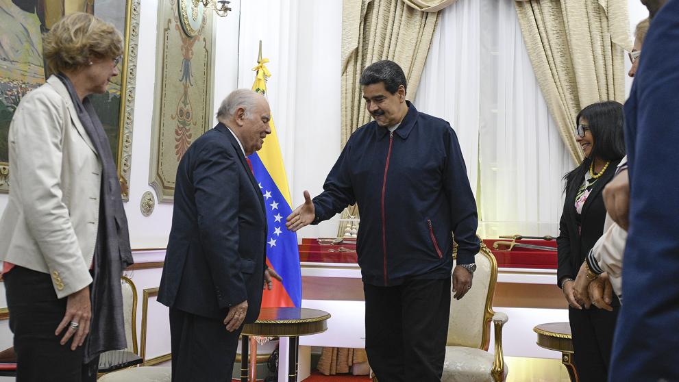 Gobierno y oposición venezolanos concluyen su reunión en un clima de discreción