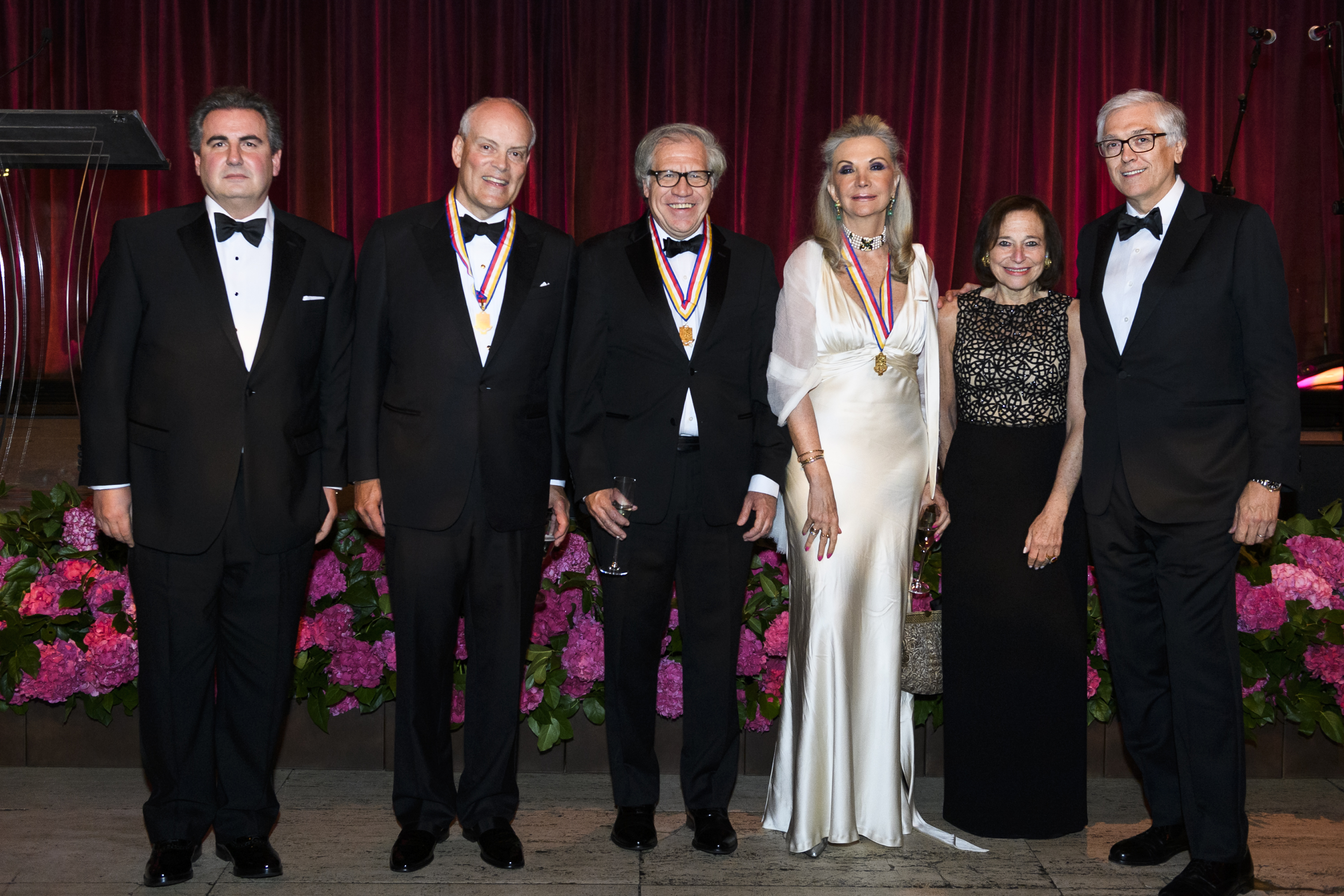 Presidente y CEO de Scotiabank recibe Medalla de Oro de la America's Society
