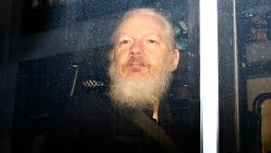 "Los periodistas no deberían pagar este precio por exponer crímenes de guerra": Julian Assange cumple 48 años