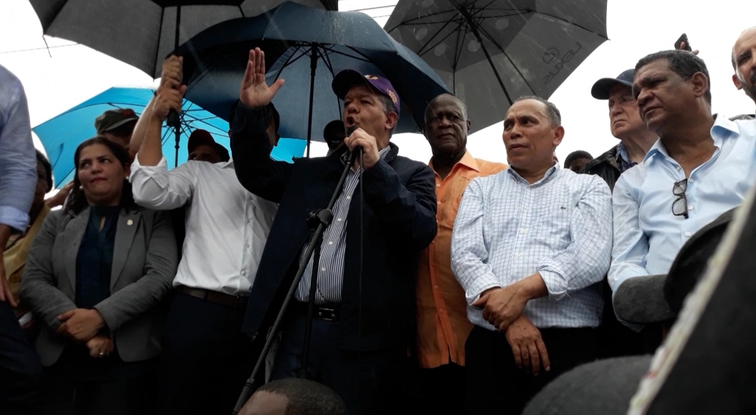 (Video): Leonel Fernández y sus seguidores desafían la lluvia en multitudinaria manifestación en defensa de la Constitución