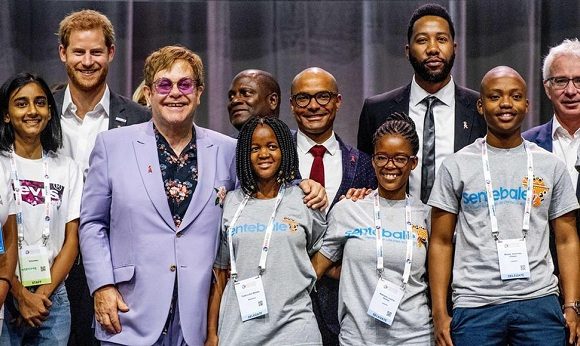 Fundación de Elton John recauda dinero para combatir el VIH en Kenia