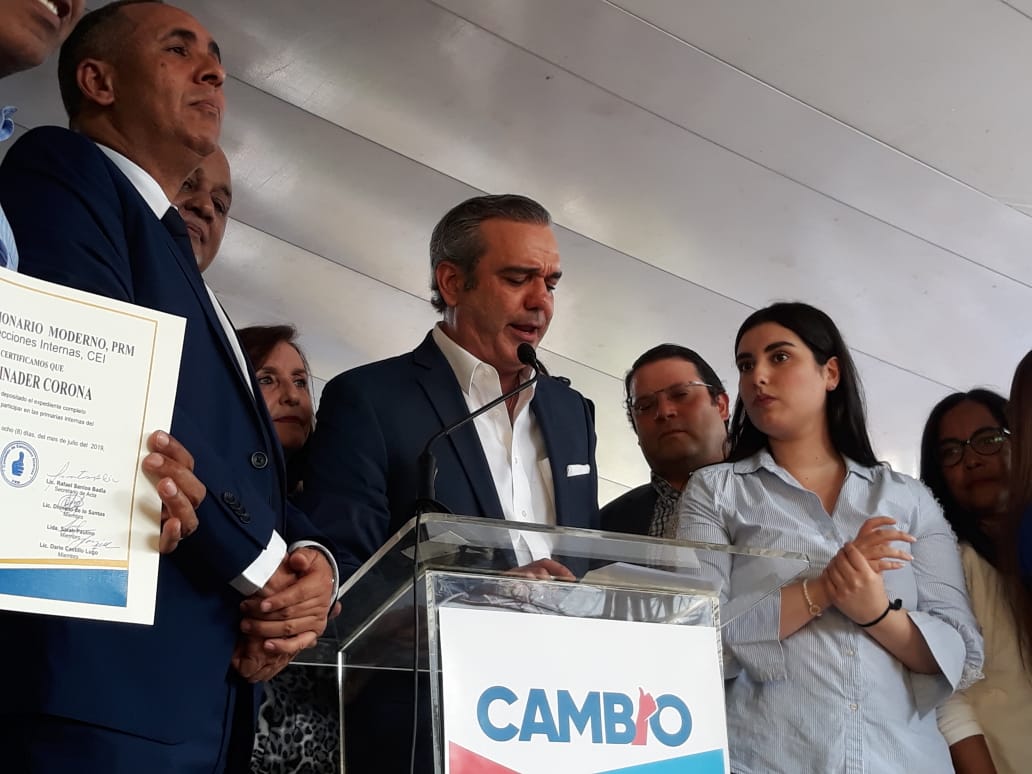 (Video): Luis Abinader inscribe precandidatura presidencial; dedica la campaña a su padre