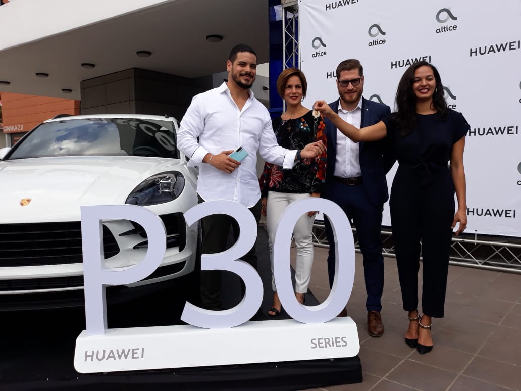 (Video): HUAWEI y ALTICE anuncian ganador del concurso del Huawei P30 y hacen entrega de una Porsche Macan 2019