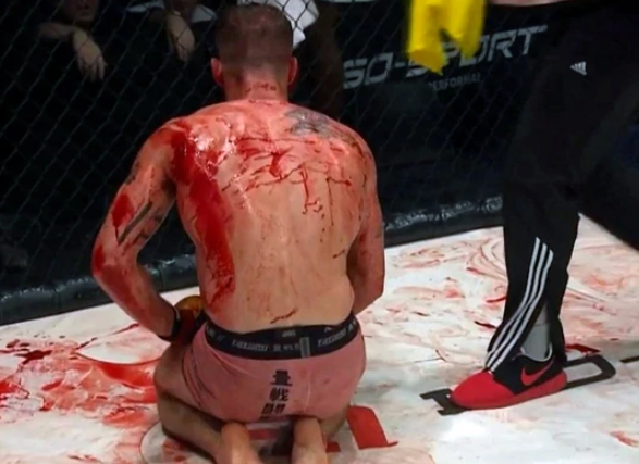 El "baño de sangre" que obligó suspender una pelea de MMA
