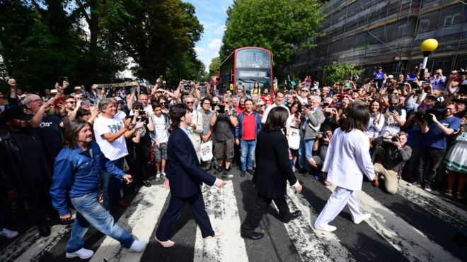 Los miles de fanáticos que se reunieron para recrear la mítica foto de los Beatles en Abbey Road en su 50 aniversario