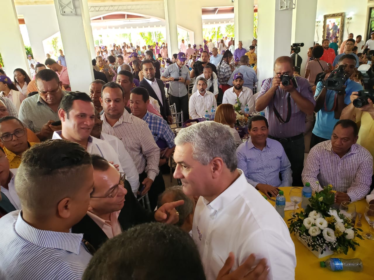 Gonzalo Castillo realiza encuentros con empresarios y dirigentes políticos en Higüey y La Romana