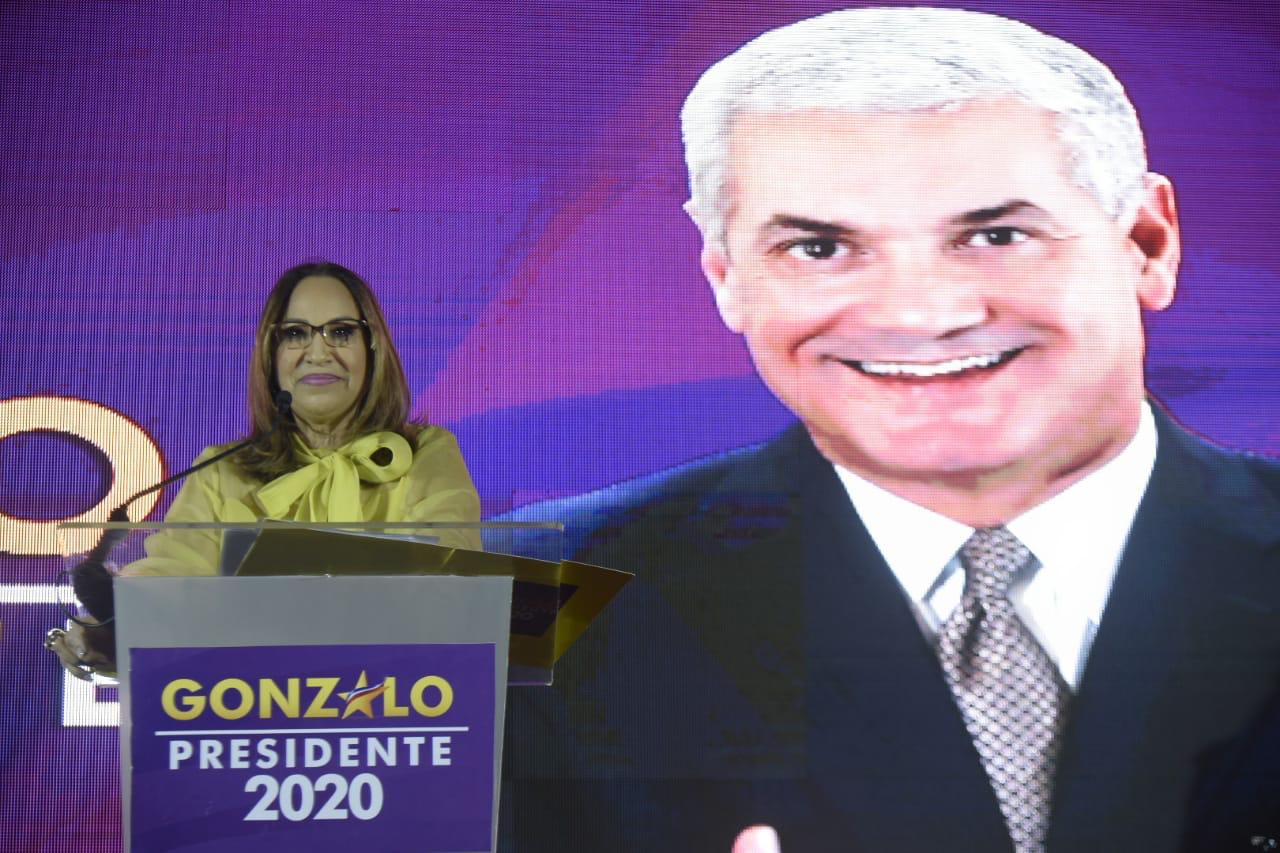 Aura Toribio llama santiagueros a apoyar proyecto presidencial de Gonzalo Castillo