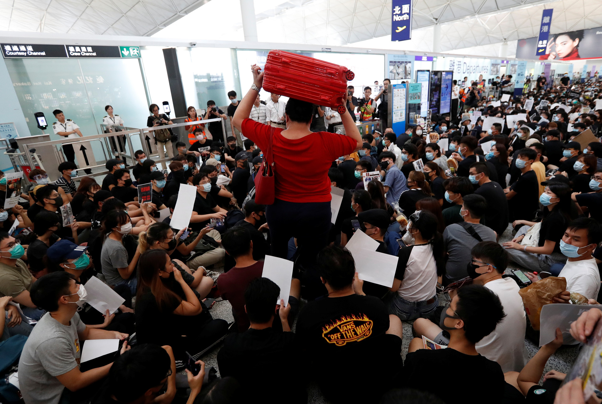 Manifestantes vuelven a bloquear el aeropuerto de Hong Kong