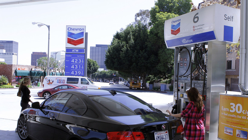 Una gasolinera desata un caos vehicular luego de ofrecer el litro de combustible a 10 centavos de dólar
