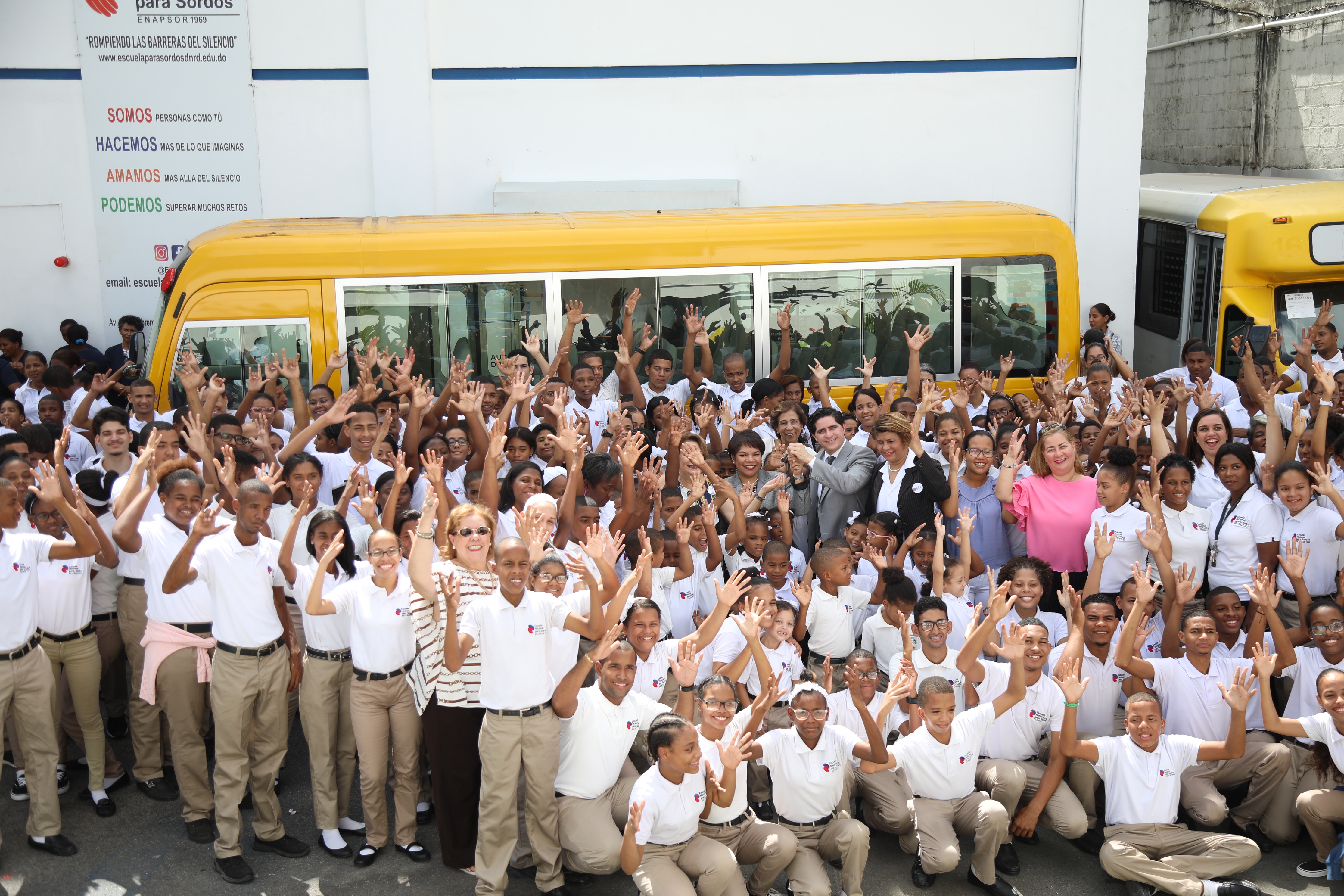 Estudiantes de la Escuela Nacional para Sordos reciben autobús gestionado por Cándida Montilla